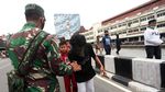 Mau Demo Dihadang TNI, Para Siswa Ini Salim