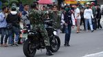Mau Demo Dihadang TNI, Para Siswa Ini Salim