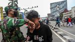 Mau Demo Dihadang TNI, Para Siswa Ini Salim