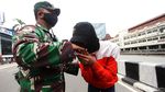 Mau Demo Dihadang TNI, Para Siswa Ini Salim