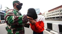 Para siswa tersebut  salim dengan anggota TNI yang berjaga.
