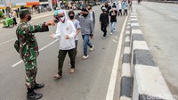 Antrean siswa akan salim di tengah jalan.