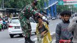 Mau Demo Dihadang TNI, Para Siswa Ini Salim