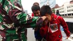 Mau Demo Dihadang TNI, Para Siswa Ini Salim