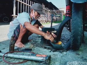 Kisah Pekerja Keras Mbah Waluyo, Penambal Ban yang Anaknya Jadi Dokter