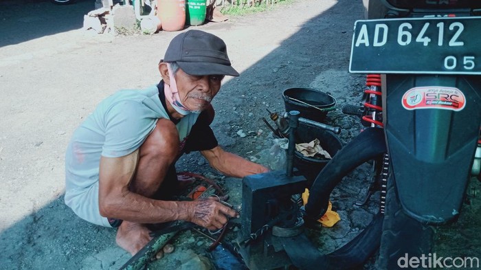 Mbah Waluyo (69) penambal ban di Klaten yang anaknya sukses jadi dokter, Selasa (13/10/2020).