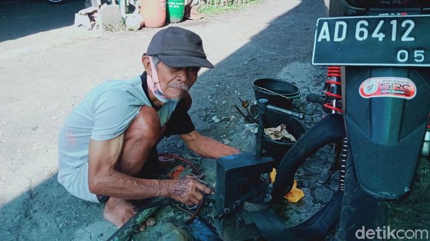 Mbah Waluyo (69) penambal ban di Klaten yang anaknya sukses jadi dokter, Selasa (13/10/2020).