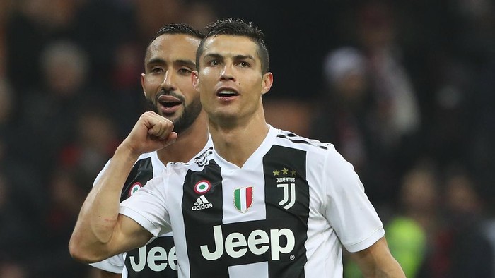 MILAN, ITALY - NOVEMBER 11:  (L-R) Medhi Benatia and Cristiano Ronaldo of Juventus FC celebrate a victory at the end of the Serie A match between AC Milan and Juventus at Stadio Giuseppe Meazza on November 11, 2018 in Milan, Italy.  (Photo by Marco Luzzani/Getty Images)