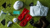 Dalam penanggulangan limbah medis, para petugas dilengkapi dengan alat pelindung diri dan distrerilisasi menggunakan cairan disinfektan sebelum melakukan pemusnahan limbah medis di PT Jasa Medivest, Plant Dawuan, Cikampek, Jawa Barat.  