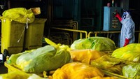 Berdasarkan data Perkumpulan Ahli Lingkungan Indonesia (Indonesian Environmental Scientists Association/IESA), sebanyak 2.852 rumah sakit, 9.909 puskesmas dan 8.842 klinik di Indonesia menghasilkan timbunan sampah medis 296,86 ton per hari.  