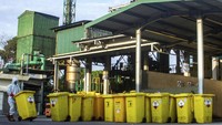 Guna mengoptimalkan pengelolaan dan mengurangi risiko secara teknis terdampak sentuhan fisik limbah medis dalam penanganan, para petugas difasilitasi wheeled bin atau wadah beroda berdaya tampung 240 liter untuk membawa limbah medis.   