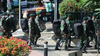 Tidak hanya polisi, anggota TNI juga dikerahkan.