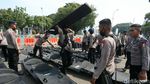 Melihat Personel Polisi Melakukan Persiapan Pengamanan Demo