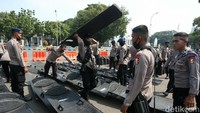 Kabid Humas Polda Metro Jaya Kombes Yusri Yunus mengatakan sekitar 12 ribu personel pengamanan terdiri dari Polri, TNI, dan Pemprov disiagakan untuk mengamankan aksi demo.