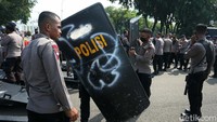Polisi anti huru hara melakukan persiapan untuk mengamanan aksi demo.