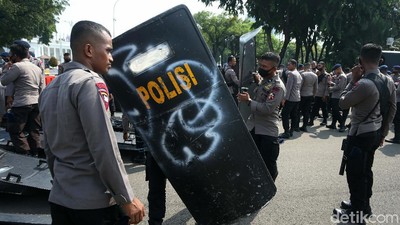 Melihat Personel Polisi Melakukan Persiapan Pengamanan Demo