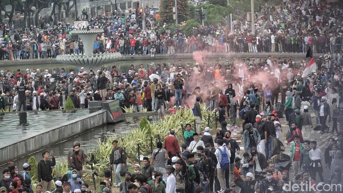 Menjelang petang, massa aksi Tolak Omnibus Law yang digelar oleh PA 212 dkk di kawasan Patung Kuda mulai rusuh. Ini potretnya.