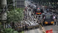 Tampak pihak kepolisian hanya menggunakan tameng tanpa memberikan perlawanan. Situasi di lokasi semakin ricuh lantaran massa remaja berpakaian bebas tak berhenti melemparkan batu hingga botol ke arah polisi di sekitar Patung Kuda.