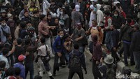 Namun ada insiden lempar batu hingga botol ke arah polisi yang terjadi setelah massa PA 212 membubarkan diri.