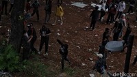 Orator PA 212 dkk pun terdengar mengimbau massa demonstrasi untuk membubarkan diri. Massa dari PA 212 dkk pun mulai meninggalkan lokasi satu per satu.