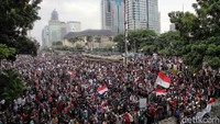 Pihak kepolisian pun sudah meminta dari mobil komando agar massa pulang dengan tertib. Dia juga meminta massa lainnya tidak terprovokasi, bahkan berkali-kali meminta massa untuk pulang.