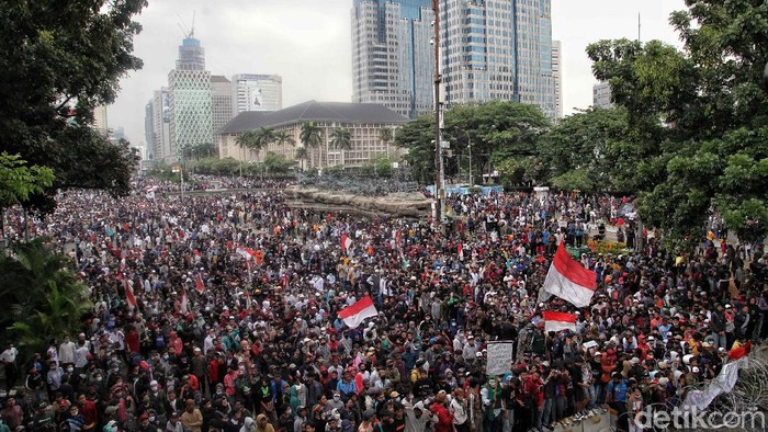Menjelang petang, massa aksi Tolak Omnibus Law yang digelar oleh PA 212 dkk di kawasan Patung Kuda mulai rusuh. Ini potretnya.