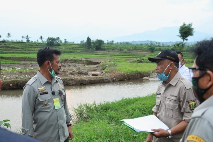 Mentan Syahrul Yasin Limpo saat mengunjungi petani korban banjir di Desa Cisaat, Kecamatan Cicurug, Sukabumi