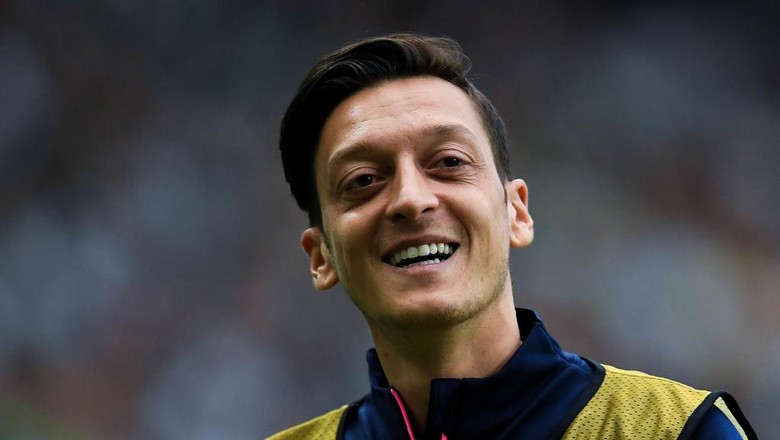Mesut Oezil LISBON, PORTUGAL - OCTOBER 25: Mesut Ozil of Arsenal FC warms up during the UEFA Europa League Group E match between Sporting CP and Arsenal at Estadio Jose Alvalade on October 25, 2018 in Lisbon, Portugal. (Photo by David Ramos/Getty Images)