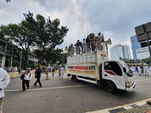 Massa Aksi Tolak Omnibus Law Mulai Padati Kawasan Patung Kuda