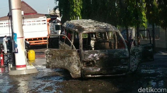 mobil terbakar di pasuruan