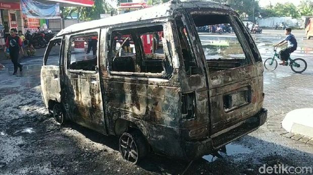 mobil terbakar di pasuruan