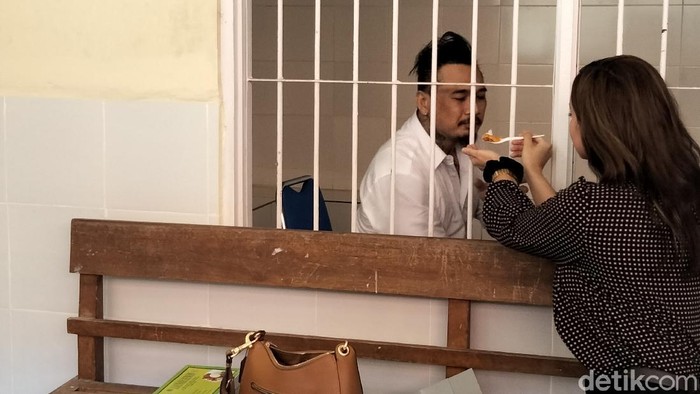 Momen mesra Nora Alexandra suapi Jerinx SID di balik jeruji saat rehat persidangan kasus IDI Kacung WHO (Angga Riza/detikcom)