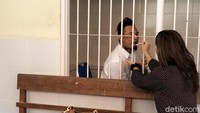 Nora menyuapi Jerinx nasi kotak untuk makan siang (Angga Riza/detikcom)