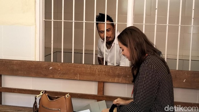 Momen mesra Nora Alexandra suapi Jerinx SID di balik jeruji saat rehat persidangan kasus 'IDI Kacung WHO' (Angga Riza/detikcom)