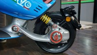 Selain memiliki desain yang imut dengan ciri khas membulat, motor ini juga hanya menggunakan single swing arm. Foto: Ridwan Arifin