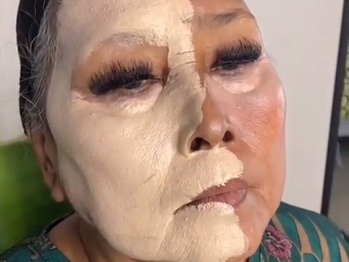Nenek makeup mirip Elvy Sukaesih Nenek makeup mirip Elvy Sukaesih