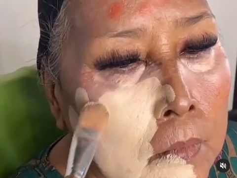 Viral Nenek 70 Tahun Didandani Agar Mirip Barbie Jadinya 