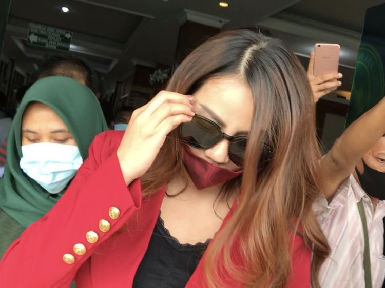 Penampilan Nita Thalia Hadiri Sidang Cerai dengan Suami