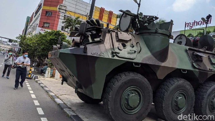 Kendaraan lapis baja Anoa milk TNI berjaga di kawasan perdagangan Glodok, Selasa (13/10). Panser disiagakan jelang aksi unjuk rasa menolak omnibus law Cipta kerja.