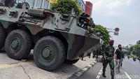 Panser Anoa disiagakan jelang aksi unjuk rasa menolak omnibus law Cipta kerja di Patung Kuda Arjuna Wiwaha, Monas.