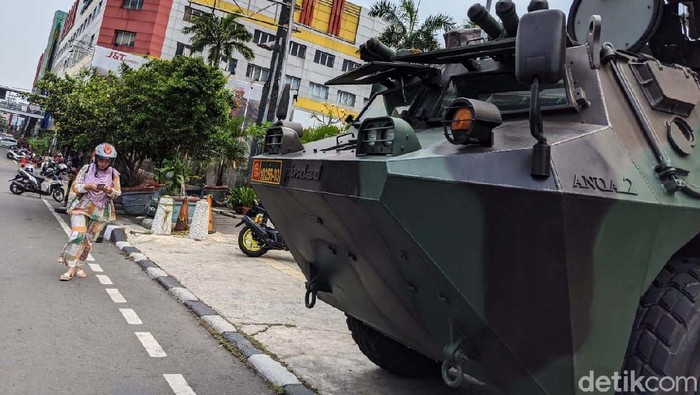 Kendaraan lapis baja Anoa milk TNI berjaga di kawasan perdagangan Glodok, Selasa (13/10). Panser disiagakan jelang aksi unjuk rasa menolak omnibus law Cipta kerja.