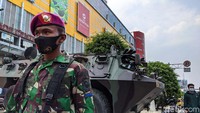Anggota TNI juga tampak berjaga-jaga.