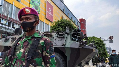Panser Anoa Berjaga di Glodok