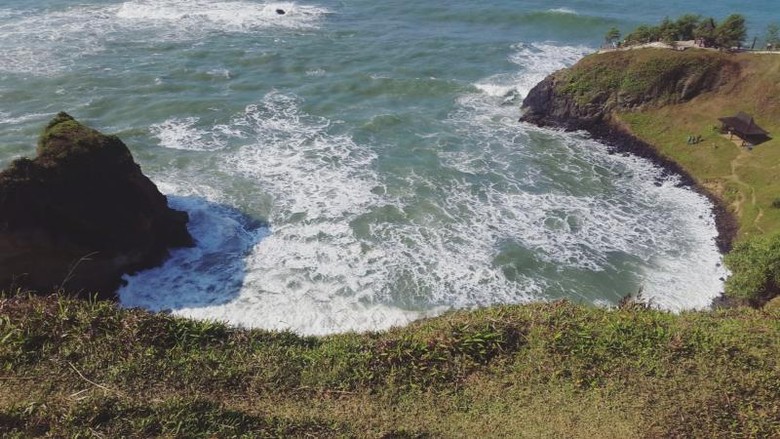 Bukan Nusa Penida Bali, Ini Pantai Menganti di Kebumen