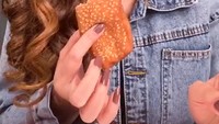 Penasaran dengan rasa odading, ini momen Nita pas mencoba jajanan sunda yang sedang naik daun ini. Punya badan langsing tak membuat Nita pantang makan berbagai camilan.  Foto: instagram @nitatalia.real
