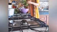 Bukan hanya doyan makan, wanita berambut panjang ini juga ternyata hobi masak. Di dapur rumahnya, Nita kerap meracik masakan tradisional. Kali ini menunya cumi bumbu kemangi. Foto: instagram @nitatalia.real