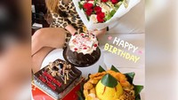Tanggal cantik 10.10.2020 kemarin jadi hari ulang tahun Nita. Kue ulang tahun, nasi kuning dan sebuket bunga jadi hadiah spesial buat Nita. Happy Birthday! Foto: instagram @nitatalia.real