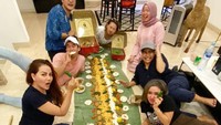 Lewat instagramnya @nitatalia.real, ia kerap mengunggah foto saat makan dan masak. Seperti foto asyik liwetan bersama Cita Citata, Okky Lukman dan Anwar BAB ini.  Foto: instagram @nitatalia.real