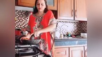 Saat tampil, Nita selalu mengenakan gaun cantik dan mewah. Tapi ketika masak, Nita memilih mengenakan daster. Seperti momen saat ia masak ceker ini. Mantul! Foto: instagram @nitatalia.real
