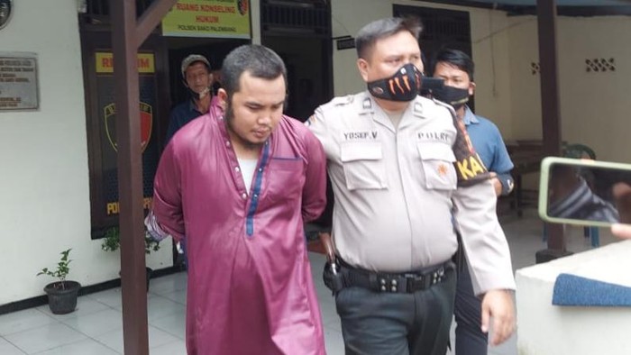 Pelaku saat diamankan petugas (Raja Adil-detikcom)